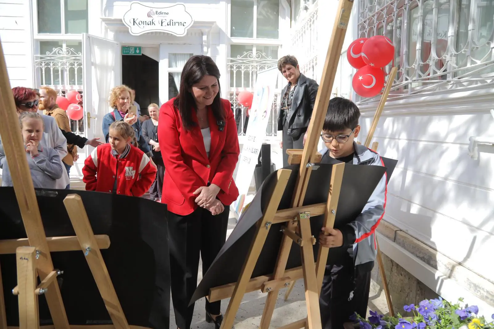 EDİRNE BELEDİYESİ 23 NİSAN ŞENLİĞİ RENKLİ GÖRÜNTÜLERE SAHNE OLDU galeri görseli